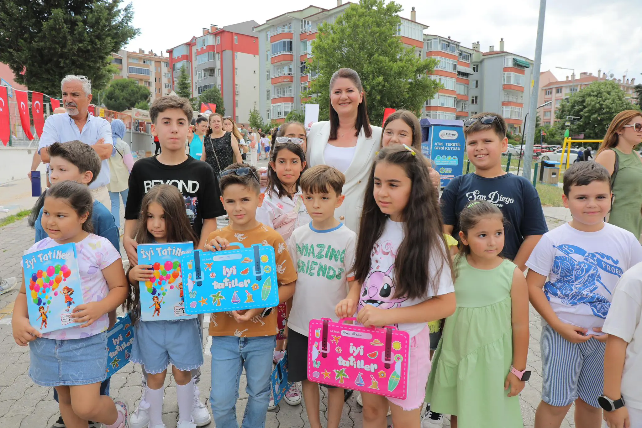 BAŞKAN GENCAN, KARNE GÜNÜNDE ÇOCUKLARLA GÜVENLİ SOKAKTA BULUŞTU